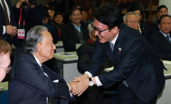 인사 나누는 김민석 총리·권노갑 이사장