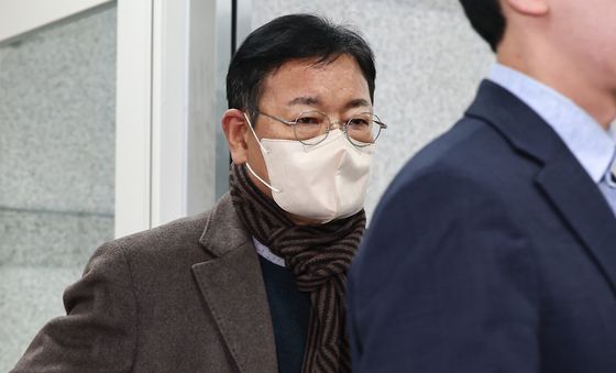 법정 향하는 안부수 아태평화교류협회장