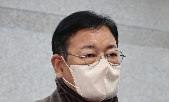 법정 향하는 안부수 아태평화교류협회장