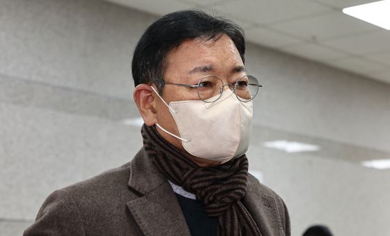 법정 향하는 안부수 아태평화교류협회장