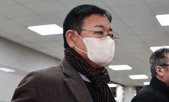 '연어 술파티 회유 의혹' 안부수, 구속 갈림길