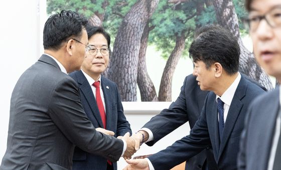 비공개 회동 가지는 여야