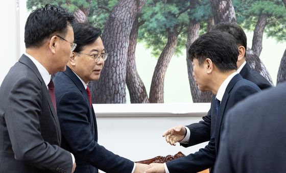 비공개 회동 가지는 여야