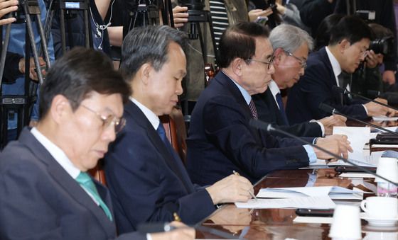 금감원장 발언듣는 은행연합회장과 금융지주회장들