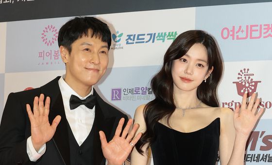 김동완·이유비, 빛나는 손인사