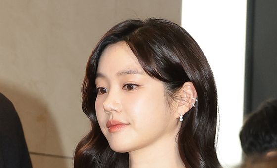 이유비, 과감하게 드러넨 어깨라인