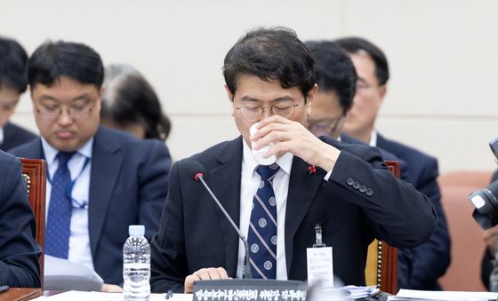 목 축이는 류신환 직무대행