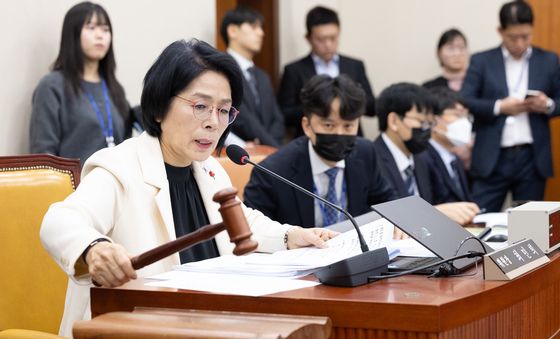 의사봉 두드리는 최민희 위원장