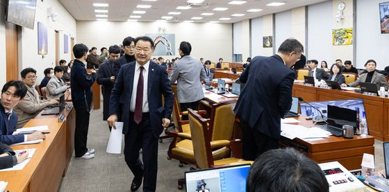 국회 과방위, 국민의힘 위원들 반발하며 퇴장