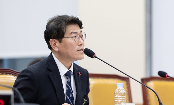 수정안 의견 제시하는 류신환 방미통위 위원장 직무대행