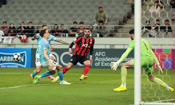 루카스의 아쉬운 슈팅