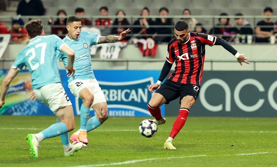 슈팅 시도하는 루카스