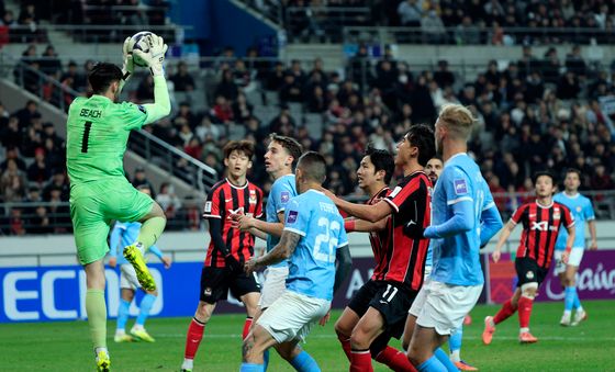 린가드 크로스 잡아낸 패트릭 비치 골키퍼