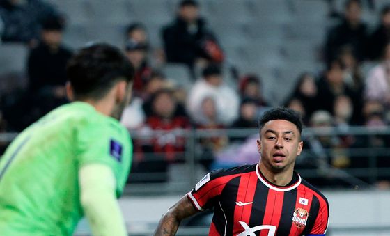 골키퍼 압박하는 린가드