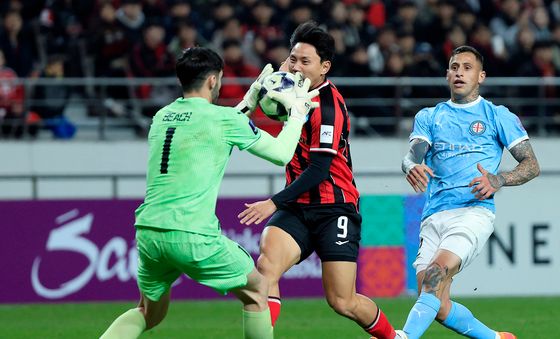 기막힌 패스 계속 선제 방어하는 멜버른 패트릭 비치 골키퍼