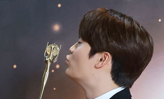 손빈아, 성인가요 최우수상 트로피에 입맞춤