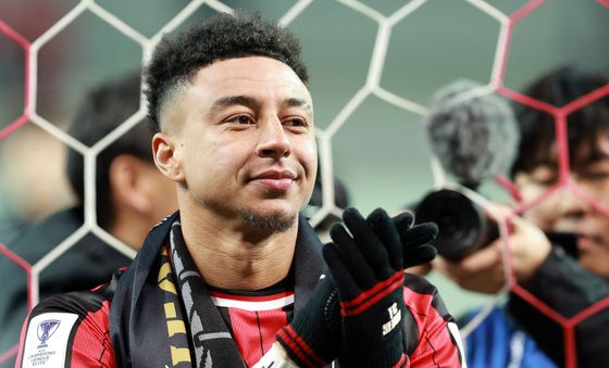 팬들에게 마지막 인사하는 린가드