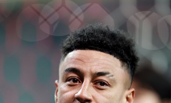 팬들에게 인사하는 린가드