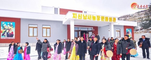 北 "공공건물 건설…일신된 희천시 지신남새공장"