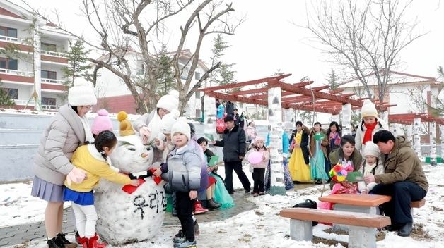 北, 만포시 건하농장에 새 살림집 건설…"인민들의 넘치는 웃음소리"