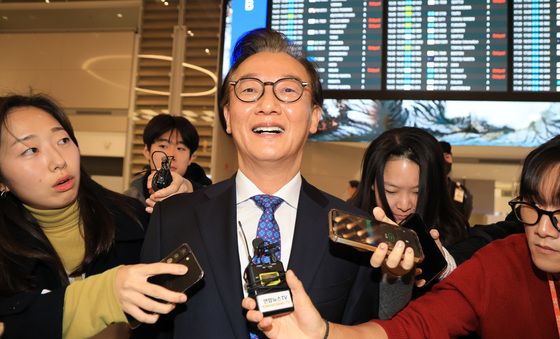 미소 짓는 전재수 장관