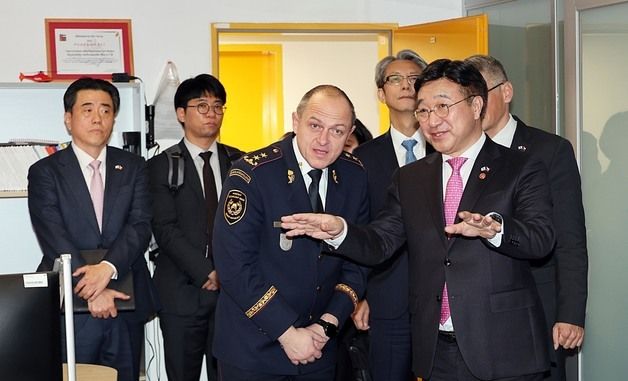 체코 소방청 시설 둘러보는 윤호중 장관