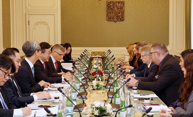 논의하는 윤호중 행안부 장관