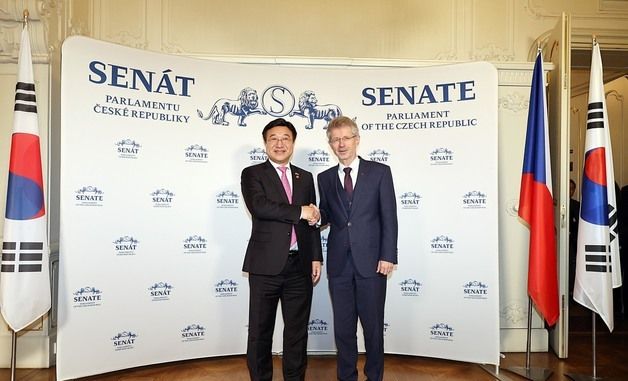 체코 상원 의장과 기념 촬영하는 윤호중 장관