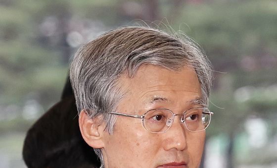 출근하는 조희대 대법원장