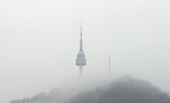 남산 감싼 비구름