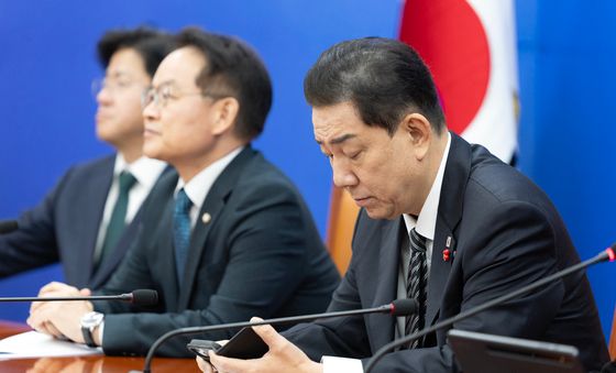 핸드폰 확인하는 김병기 원내대표