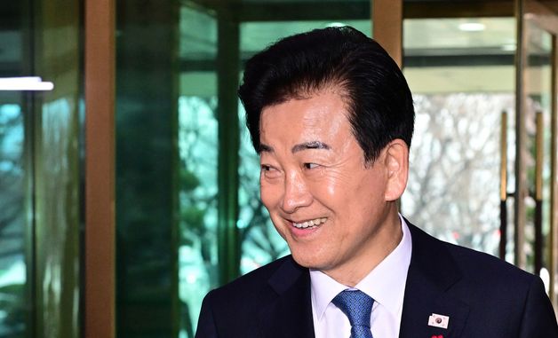 금품수수 의혹 관련 입장 밝히는 정동영 장관