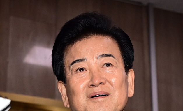 취재진 질문 답변하는 정동영 통일부 장관