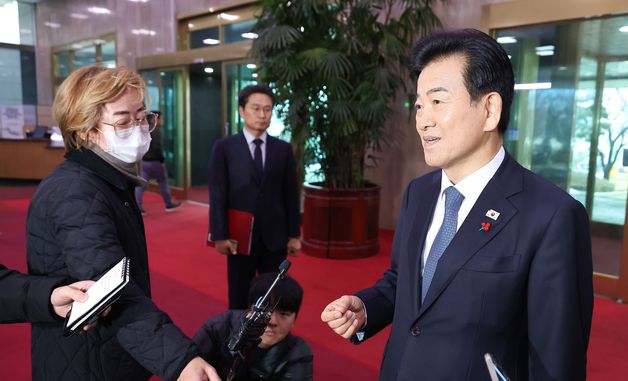 입장 밝히는 정동영 장관