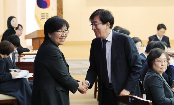 악수 나누는 정은경 장관·정기현 위원장