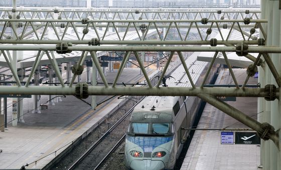 목적지 향하는 KTX