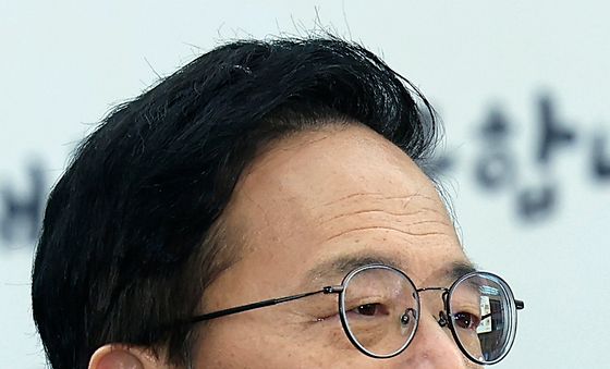 눈물 흘리며 출마 선언하는 박주민