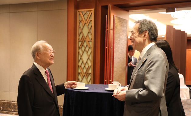 주한일본대사와 대화나누는 손경식 회장