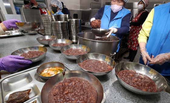 대구 서구 내당노인복지관 '사랑의 팥죽 나눔'