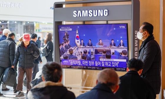 이 대통령, 취임 후 첫 정부부처 업무보고