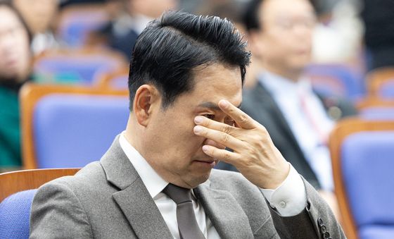 눈가 만지는 장동혁 대표