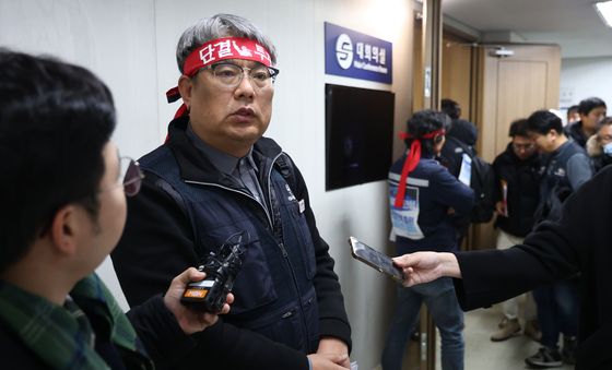 취재진 질문에 답하는 김태균 민주노총 공공운수노조 서울교통공사노조위원장