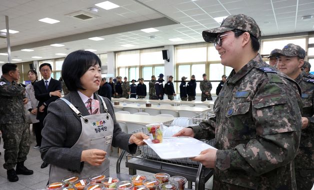 홍소영 병무청장, 공군 장병에 병역 이행 응원 메시지 전달
