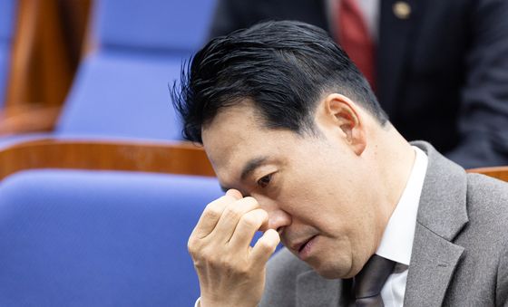 눈가 만지는 장동혁 국민의힘 대표