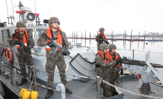 육군 경비정 출동준비태세 훈련하는 51사단 장병들