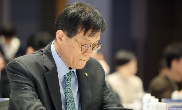생각에 잠긴 이창용 한은 총재