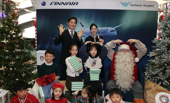 핀란드 공식 산타클로스, 인천공항 도착…한국 어린이들과 만남