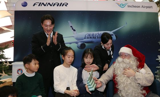 산타클로스 방한…핀에어 타고 인천공항 첫 일정 시작