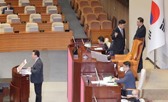 필리버스터 속 대화하는 우원식·김병기