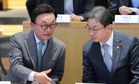 대화하는 이억원 금융위원장·박현주 미래에셋 회장
